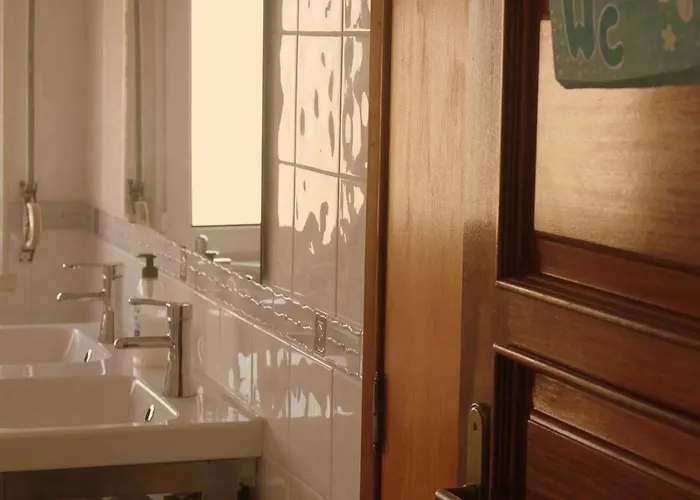 Хостел Tribo Da Praia - Almagreira Surf