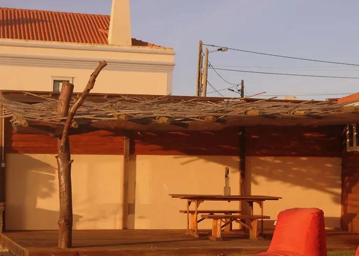 Tribo Da Praia - Almagreira Surf Хостел Пениши